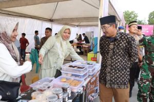 Bupati Tanjabbar saat meninjau bazar UMKM 